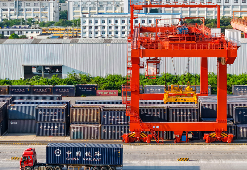 准备发往越南的集装箱在南宁国际铁路港集结。吕松洋摄