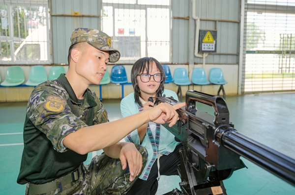 官兵讲解武器装备。马文杰摄
