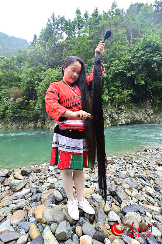 红瑶妇女将剪下来或是梳洗掉落的头发精心保管。人民网 雷琦竣摄
