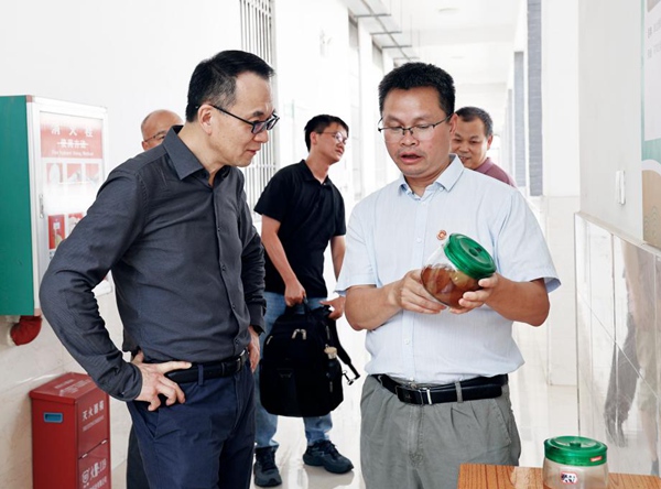 李健到学校自治区级重点实验室进行调研。麻霄汉摄