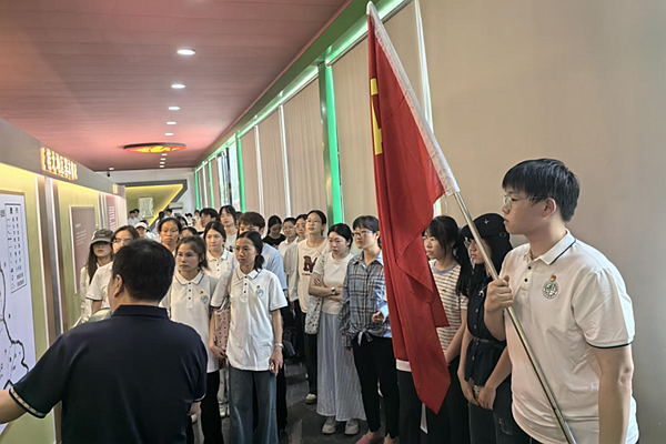 参观桂北游击队文史馆。曾瑞燊摄