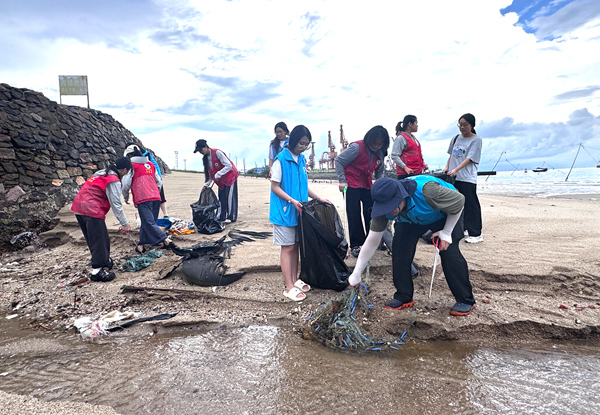 志願者們在入海管道旁清理。北海市委宣傳部供圖
