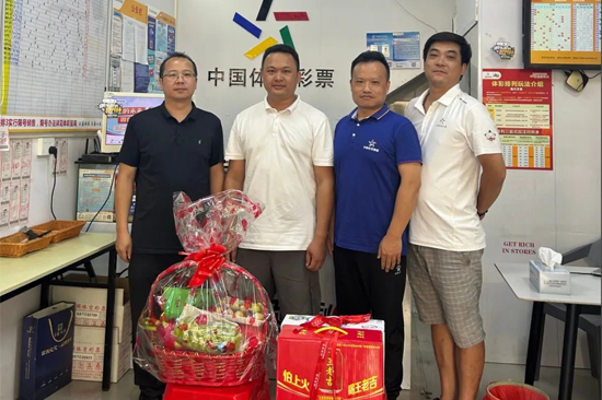 广西体彩中心专程到百色慰问“救人英雄”邓山。广西体彩供图