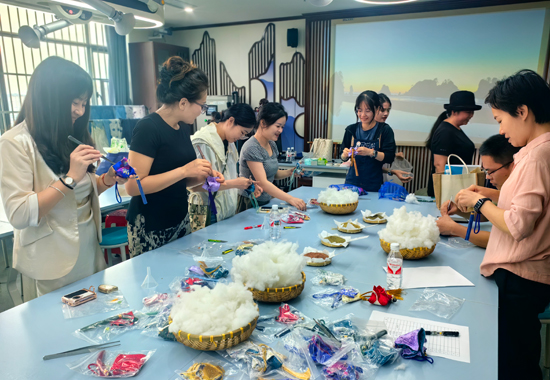 制作香囊现场。广西民族大学供图