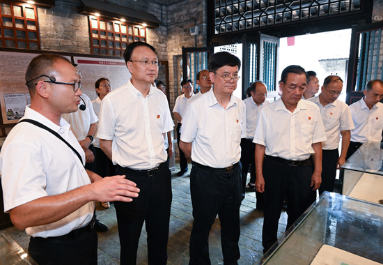 參觀萍塘村革命斗爭史紀念館。譚乃豪攝