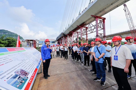 专家、代表在柳梧铁路盘龙柳江特大桥观摩。黎文刚摄