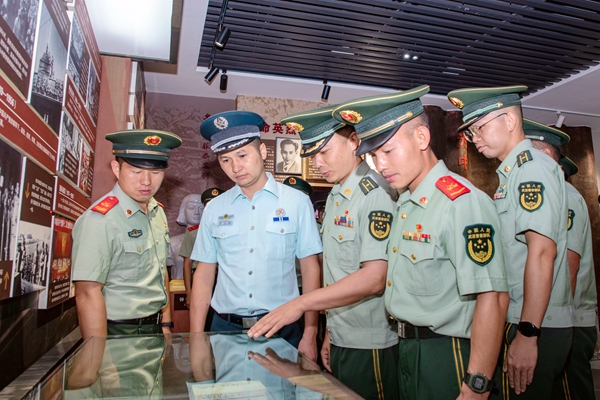武警官兵相互交流探讨。马腾飞摄