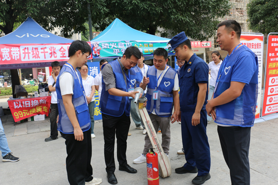 消防志愿者操作消防器