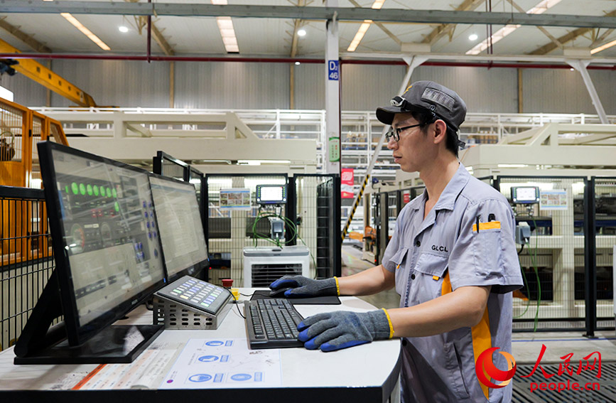 工人操作控制台。人民网 梁章晖摄