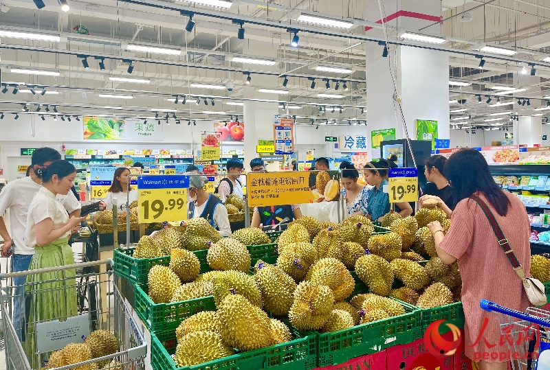 消费者在超市里选购新鲜榴莲。人民网 韦欢摄