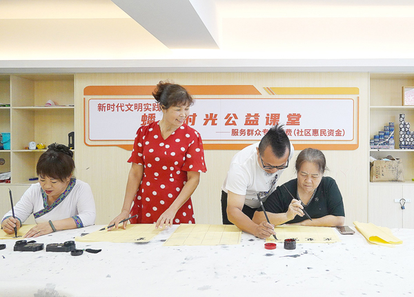 老人在蟠龙社区文体活动室里练习书法，享受晚年幸福时光。记者叶子榕摄