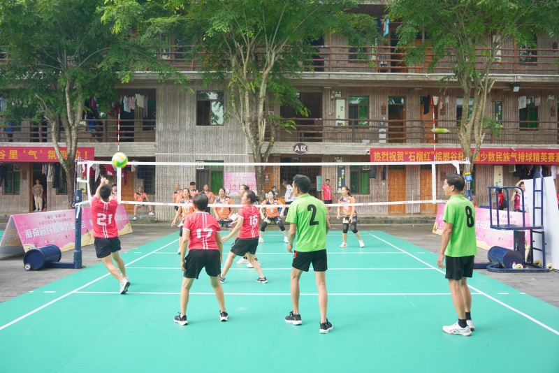 各民族队伍以球会友，交流技艺
