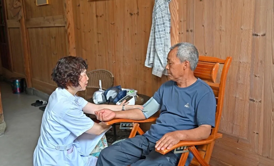 为老人测量血压