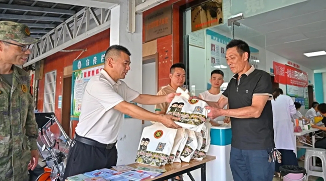 发放健康宣传资料