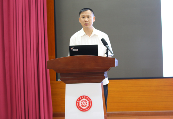 陈雄根在全区推进会上发言。北海职业学院供图