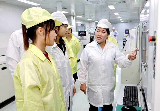 学生在北海六禾电子有限公司实训。北海职业学院供图