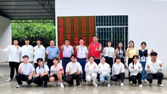 圖為研學活動師生合影