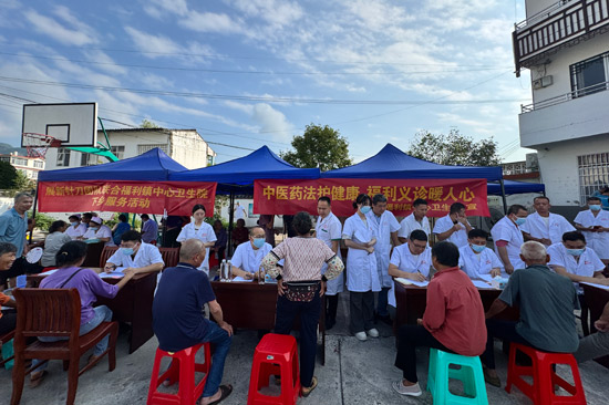 义诊现场。陈燕红摄