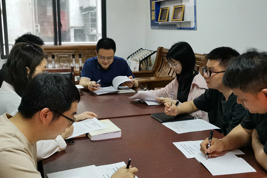 龙胜烟草定期举办读书成果分享研讨会 黎恒伶摄
