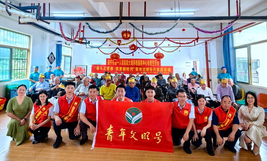恒信资产公司志愿者到敬老院慰问老人。赵敏摄