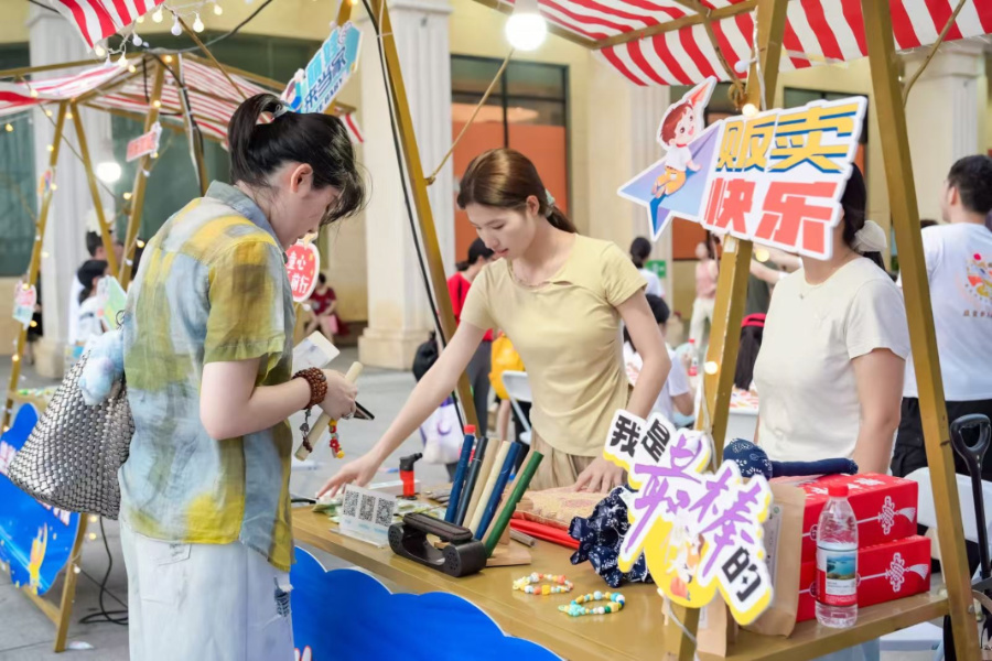 现场同步设置的爱心义卖摊位供市民选购。主办方供图