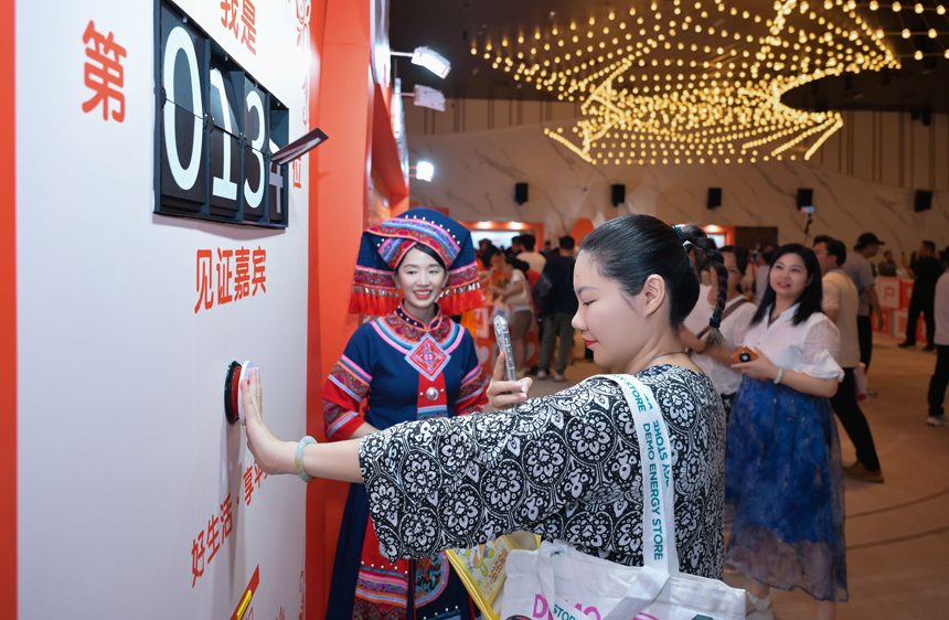 嘉宾打卡“时光见证者”展板。中国平安人寿广西分公司供图