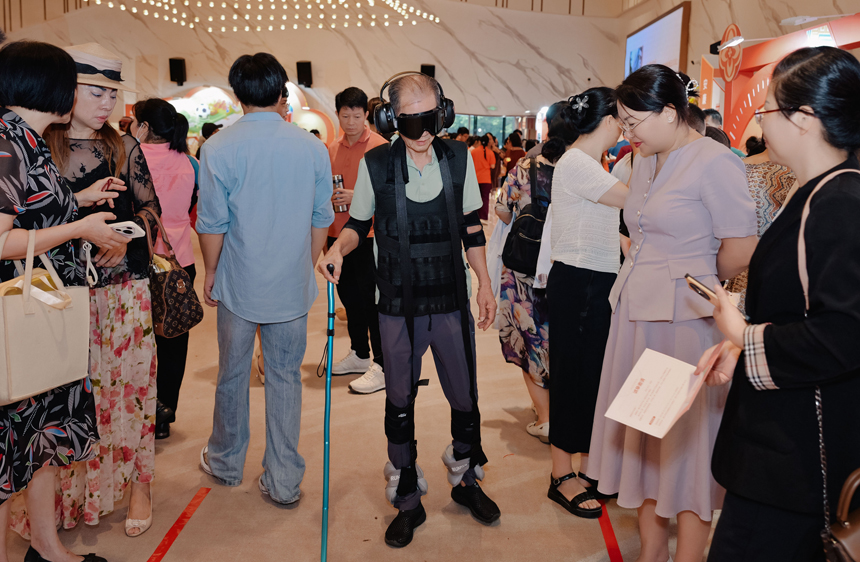與會嘉賓在康養體驗專區進行體驗。中國平安人壽廣西分公司供圖