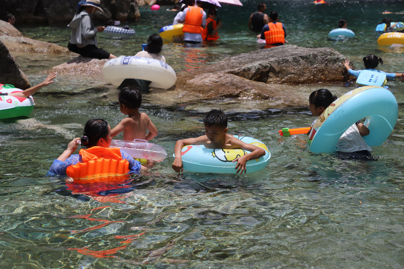 游客在游泳，尽享夏日清凉