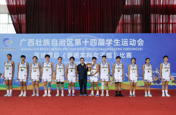 广西职业师范学院副校长刘晓冀（中）为优胜队颁奖。广西职业师范学院供图