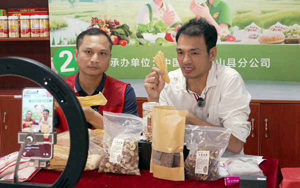 駐村干部熱情推介鐘山本土特色產品。何雪華攝