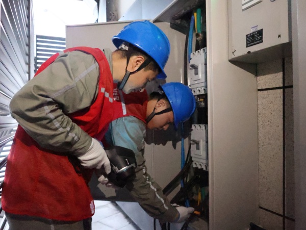 供电员工检查活动会场用电线路