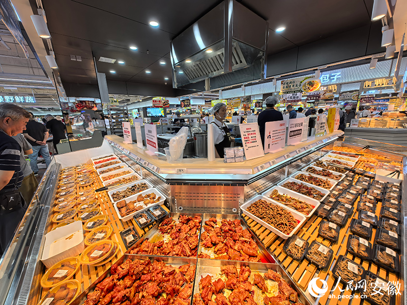 熟食区汇集了各类大江市集卤味