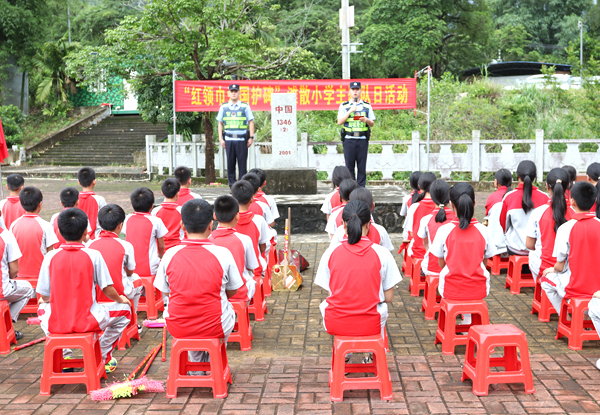 民警向滩散小学学生开展界碑前的爱国主义教育。滩散边境派出所供图