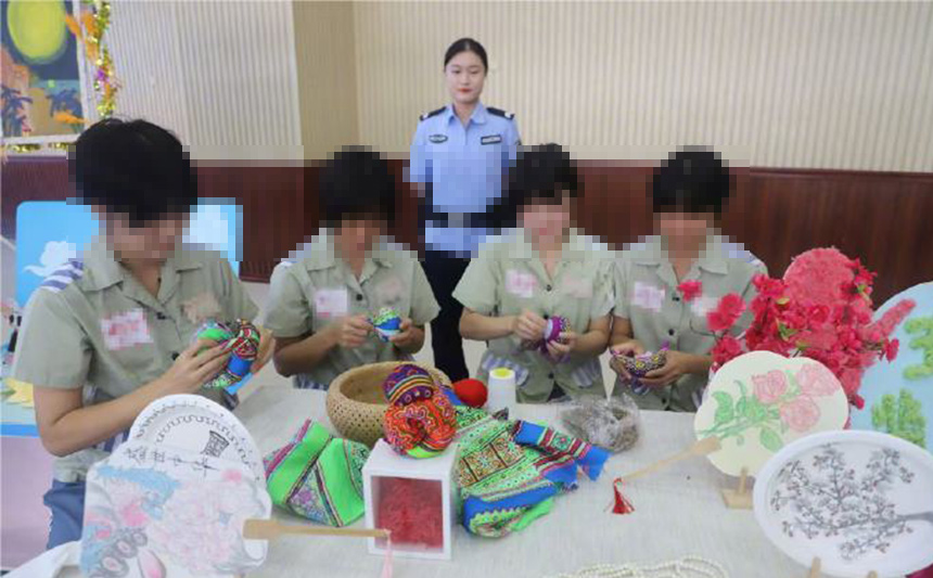 廣西女子監獄組織罪犯學習制作手工藝品。陸婷婷攝