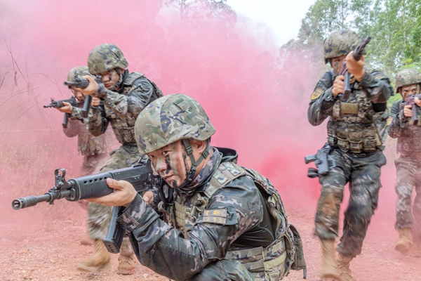武警官兵在进行交替掩护突击。