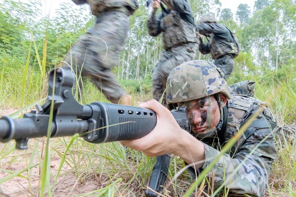 一名武警官兵掩护队友追击。