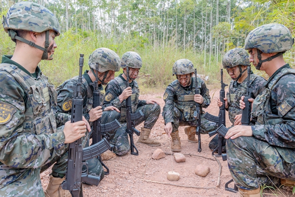 武警官兵在制定作战计划。