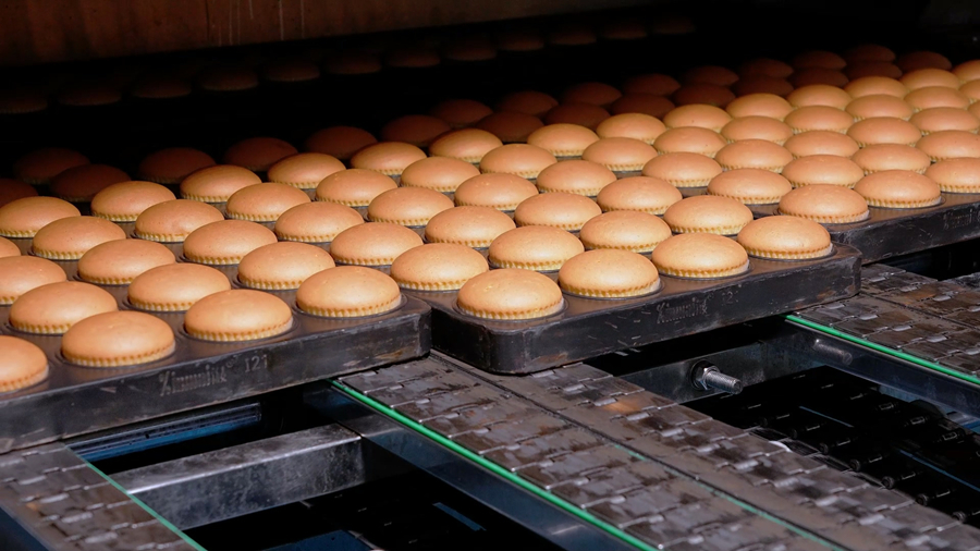 糕点经过隧道炉均匀受热