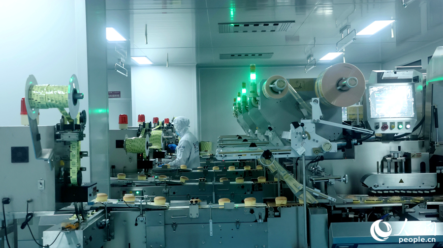 糕点在内包区自动包装