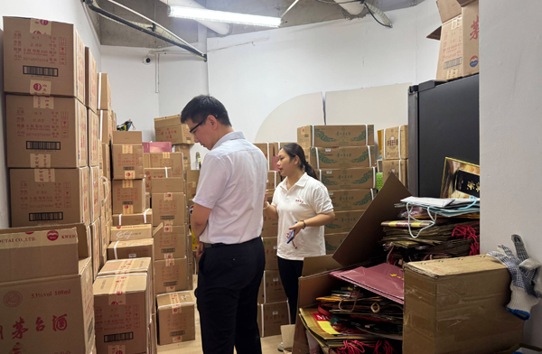 平安產險南寧中心支公司工作人員查看企業庫房情況。平安產險廣西分公司供圖