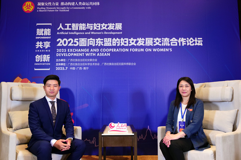 香港广西妇女联会主席毛燕珊（右）接受采访。何善权摄