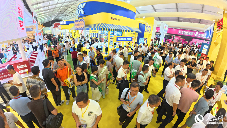 展会现场人潮涌动