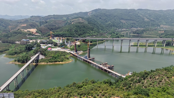 黄百铁路那蒙澄碧河特大桥施工现场航拍。秦塬棋摄