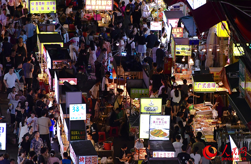 夜幕降臨，南寧市埌西夜市熱鬧非凡。人民網 馮肖慧攝