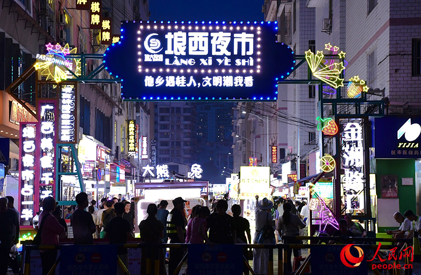 夜幕降臨，南寧市埌西夜市熱鬧非凡。人民網 馮肖慧攝