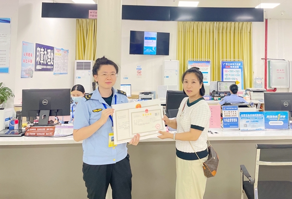 港南区成功发出首张“个转企”一件事营业执照。港南区融媒体中心供图