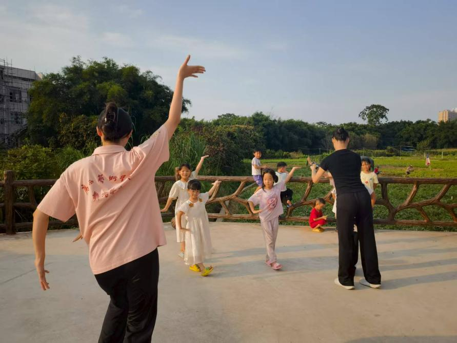 梧州市大村村“露天舞蹈小课堂”现场。张倩芸摄