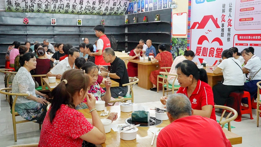 食堂可同時容納近百名老人用餐。溫雨佳攝