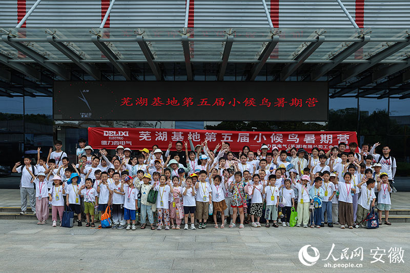 “小候鸟”们合影留念。