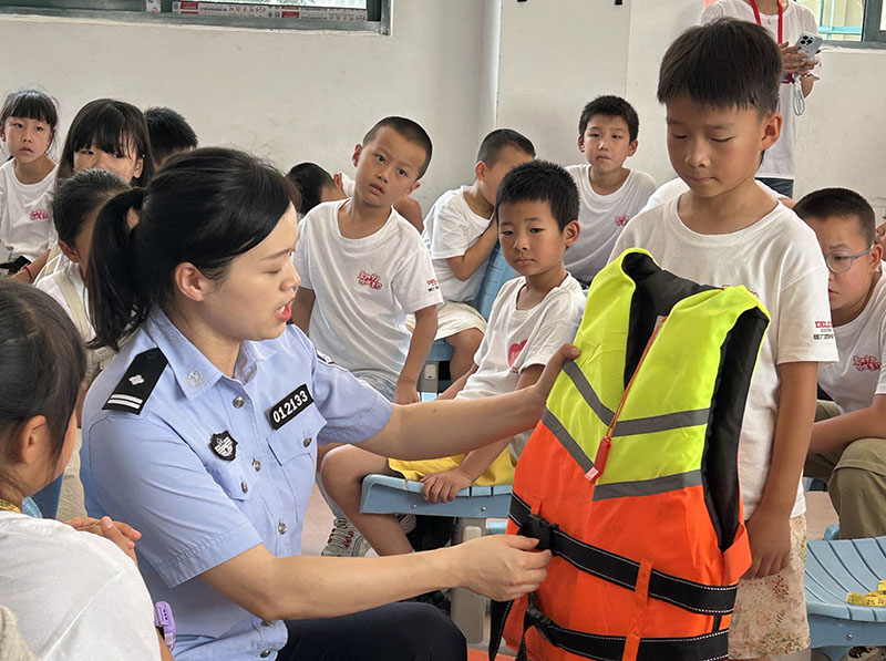 孩子们正在接受防溺水安全教育。